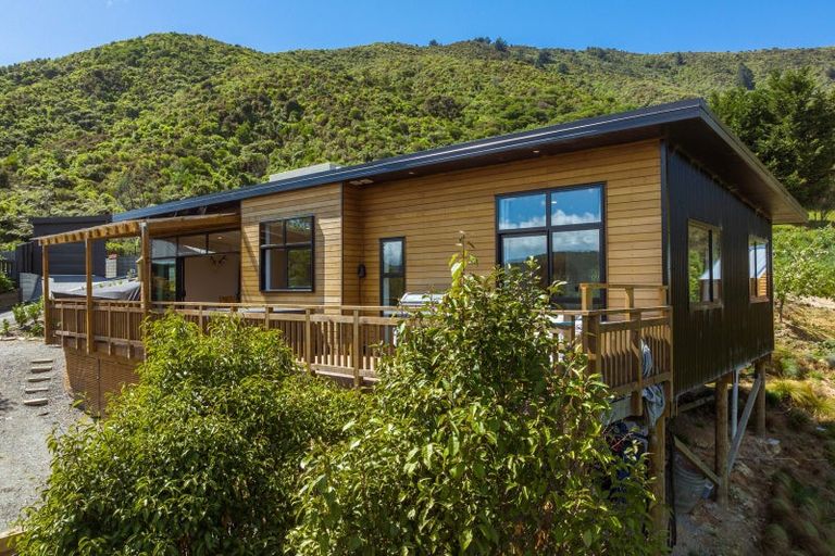 Photo of property in 30 Waimarama Street, Waikawa, Picton, 7220