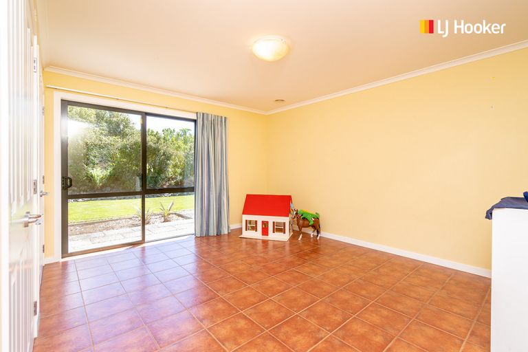 Photo of property in 1 Joshua Place, Helensburgh, Dunedin, 9010