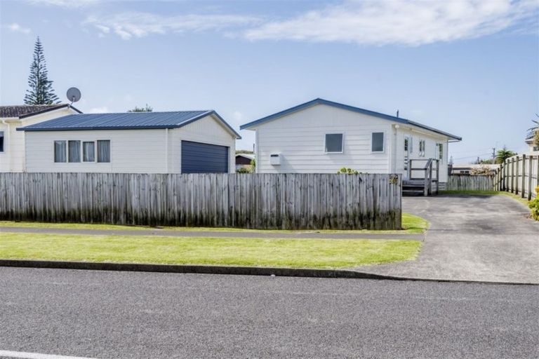 Photo of property in 26 Karaka Street, Otaki Beach, Otaki, 5512