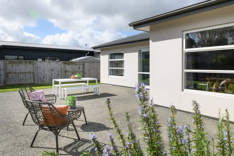 Photo of property in 15 Coutts Way, Fitzherbert, Palmerston North, 4410