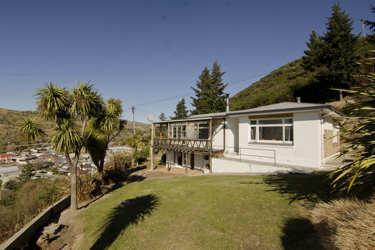 Photo of property in 89 Branxholm Street, Roxburgh, 9500