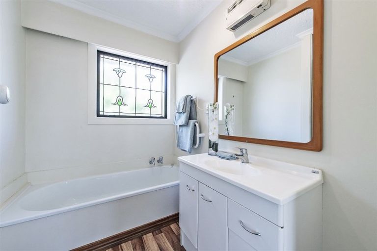 Photo of property in 33 Farquhars Road, Redwood, Christchurch, 8051