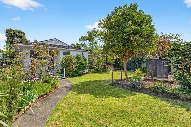 Photo of property in 15 Frieston Road, Milford, Auckland, 0620