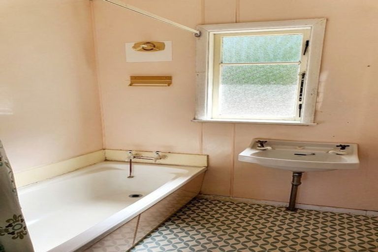 Photo of property in 8a Bledisloe Crescent, Wainuiomata, Lower Hutt, 5014