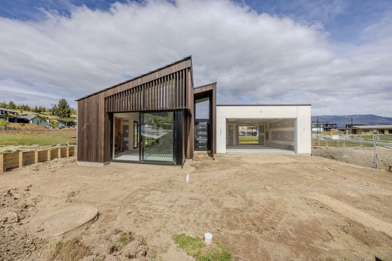 Photo of property in 14 Kirimoko Crescent, Wanaka, 9305