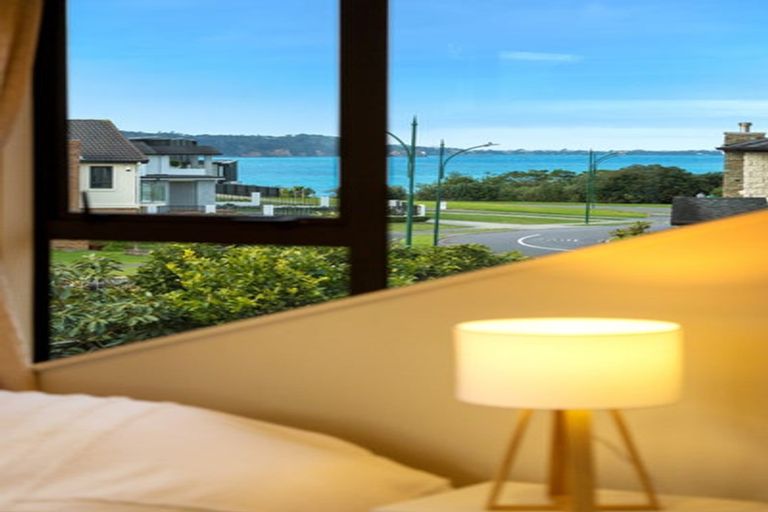 Photo of property in 35 Waimanu Bay Drive, Te Atatu Peninsula, Auckland, 0610