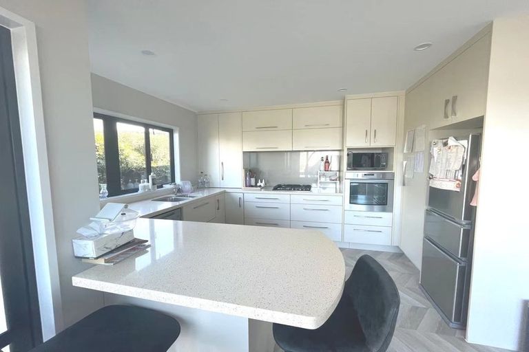 Photo of property in 10b Beach Road, Castor Bay, Auckland, 0620