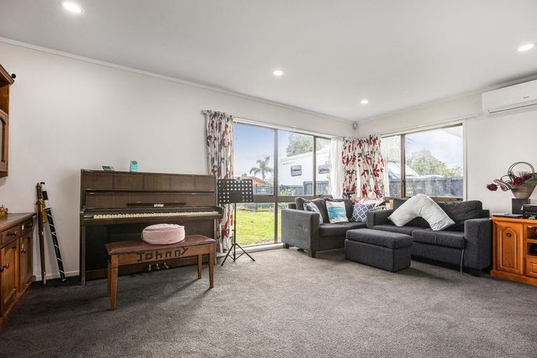 Photo of property in 11 Jillteresa Crescent, Half Moon Bay, Auckland, 2012