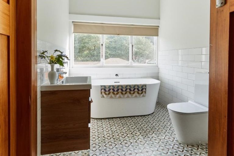 Photo of property in 12 Tamar Street, New Plymouth, 4310