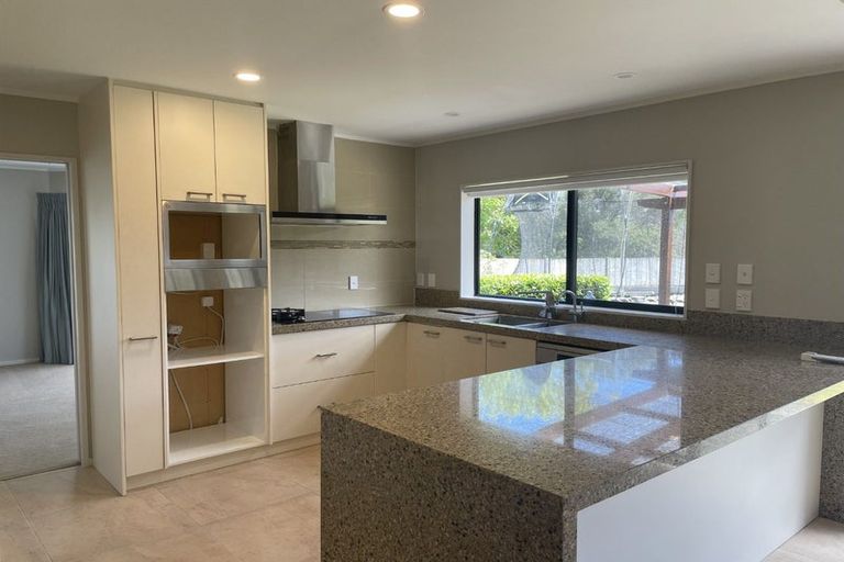 Photo of property in 16 Yarlside Place, Northpark, Auckland, 2013