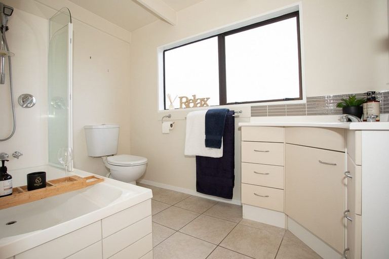 Photo of property in 16 Sawtell Place, Northcote, Christchurch, 8052