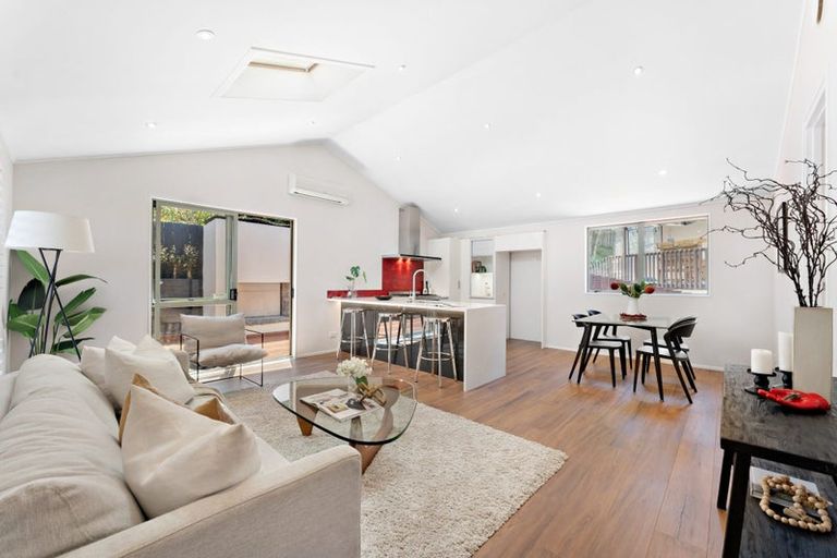 Photo of property in 2/17 Fernwood Grove, Bayview, Auckland, 0629