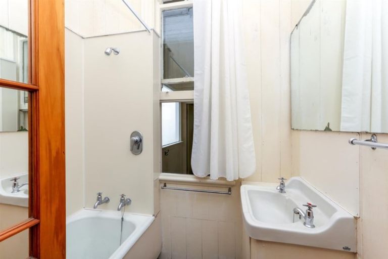 Photo of property in 6 Pendarves Street, New Plymouth, 4310