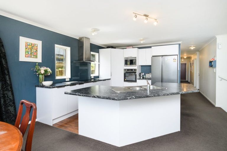 Photo of property in 34 Ruapehu Drive, Fitzherbert, Palmerston North, 4410