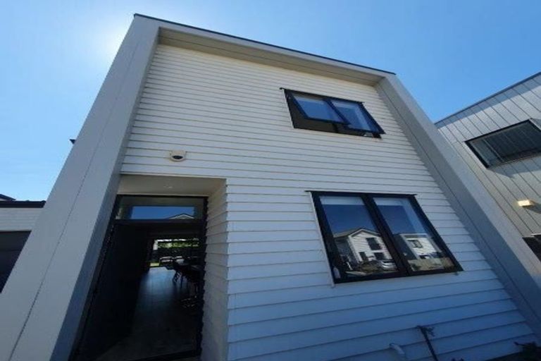 Photo of property in 22 Tapuwae Way, Mangere Bridge, Auckland, 2022