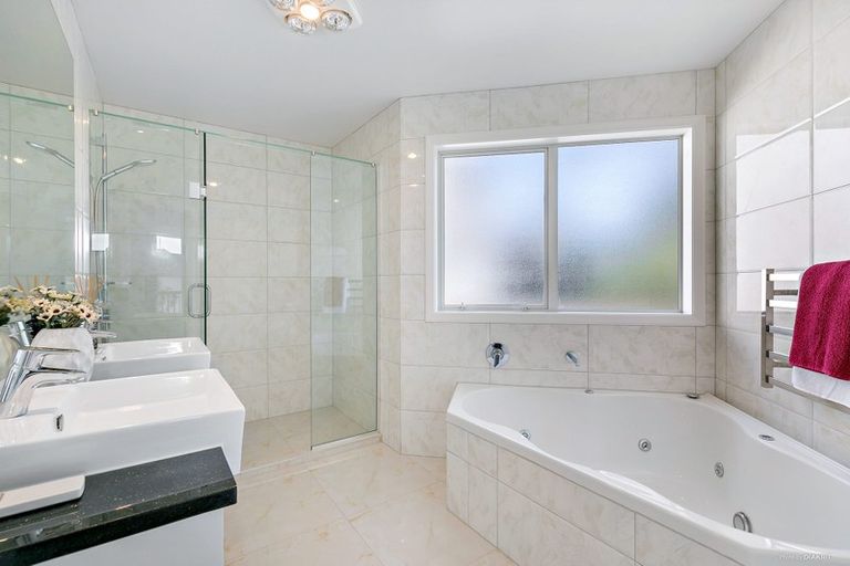 Photo of property in 26a Sunset Road, Unsworth Heights, Auckland, 0632