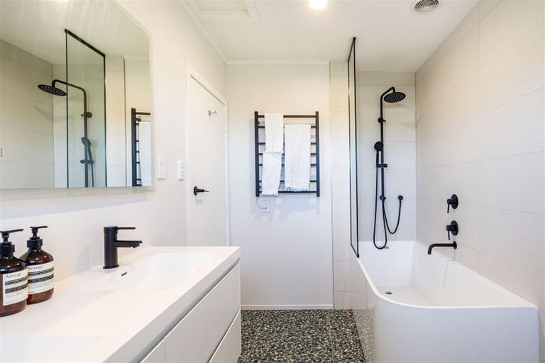 Photo of property in 1/306 Beach Road, Campbells Bay, Auckland, 0630