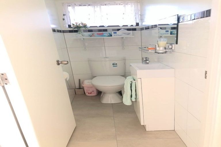 Photo of property in 2/6 Currey Crescent, Milford, Auckland, 0620