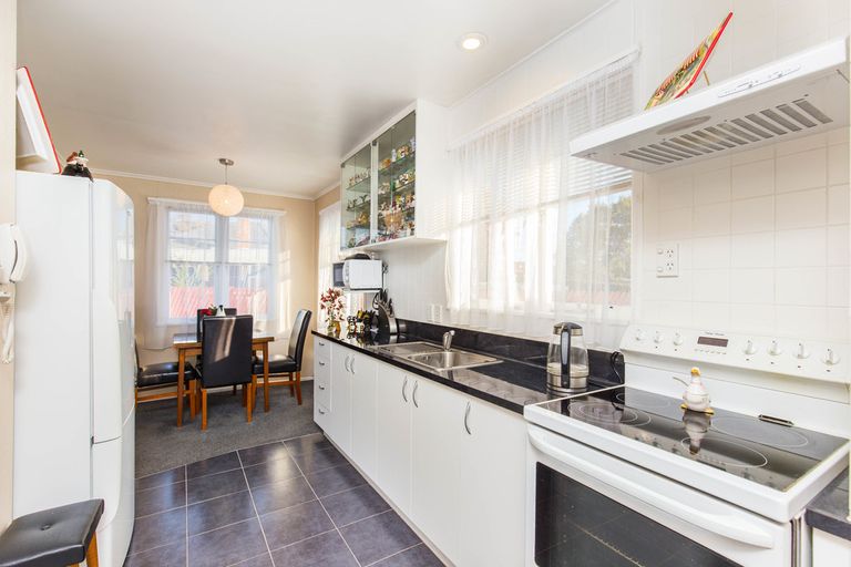 Photo of property in 40 Woodglen Road, Glen Eden, Auckland, 0602