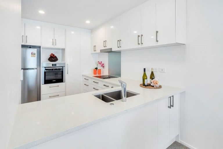 Photo of property in Apollo Apartments, 201/46 Rosedale Road, Rosedale, Auckland, 0632