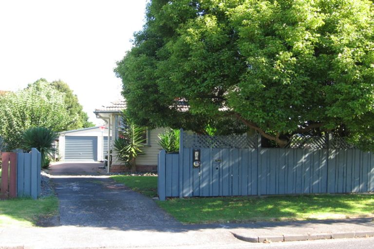 Photo of property in 6 London Street, Te Atatu Peninsula, Auckland, 0610
