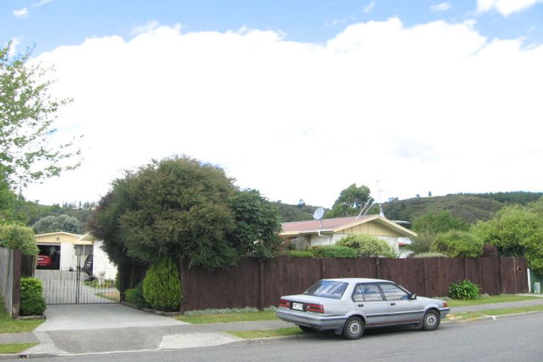 Photo of property in 4 Speargrass Grove, Timberlea, Upper Hutt, 5018