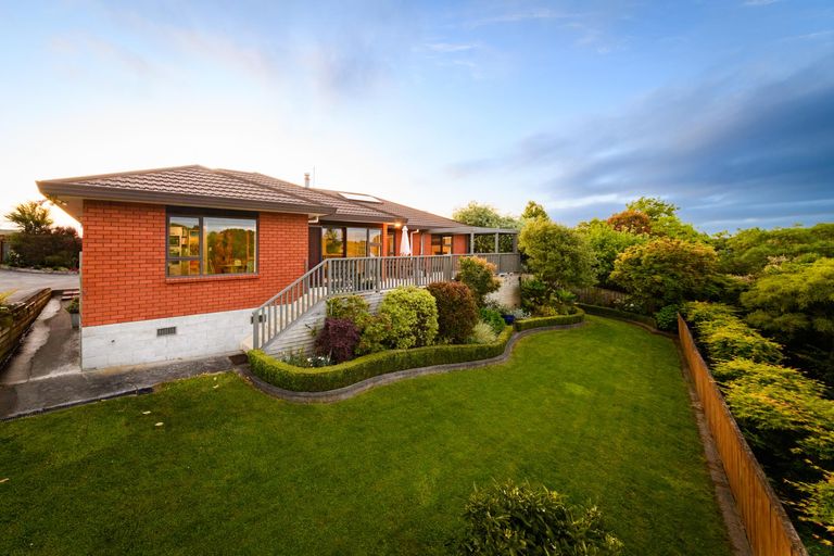 Photo of property in 11 Greenwood Place, Fitzherbert, Palmerston North, 4410