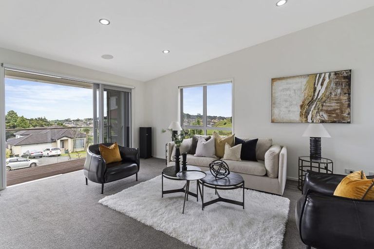 Photo of property in 4 Ravello Rise, Flat Bush, Auckland, 2019