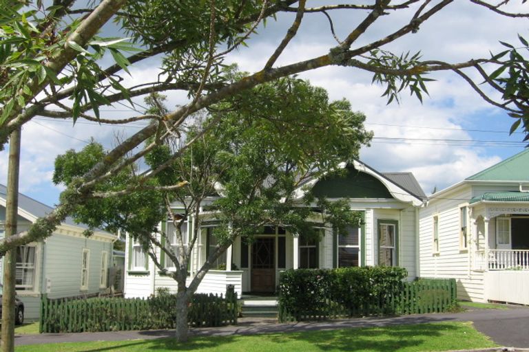 Photo of property in 38 Kiwi Road, Stanley Point, Auckland, 0624