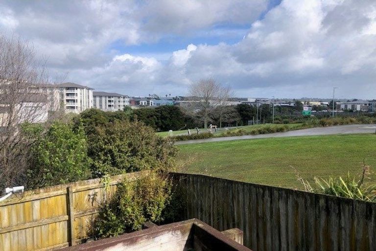 Photo of property in 7 Rook Place, Unsworth Heights, Auckland, 0632