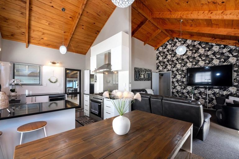 Photo of property in 18 Uta Street, Utuhina, Rotorua, 3015