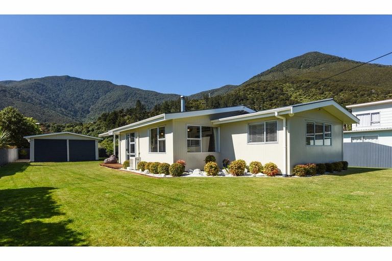 Photo of property in 20 Renata Road, Okiwi Bay, 7193