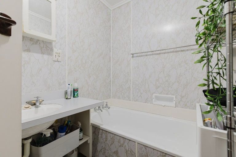 Photo of property in 3 Seddon Street, Takaro, Palmerston North, 4412