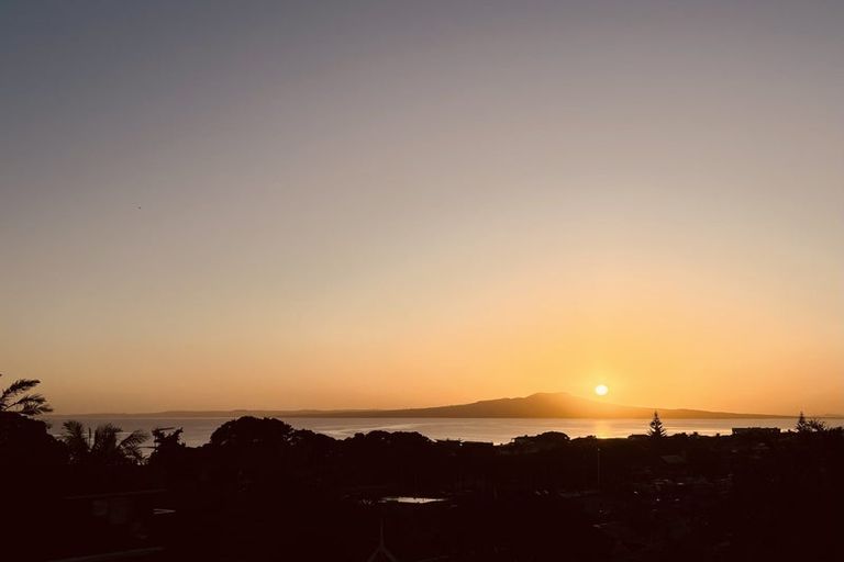 Photo of property in 2/11 Seaview Road, Castor Bay, Auckland, 0620