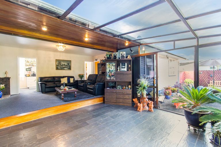 Photo of property in 40 Woodglen Road, Glen Eden, Auckland, 0602