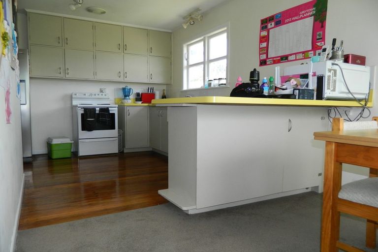 Photo of property in 33 Stewart Drive, Newlands, Wellington, 6037