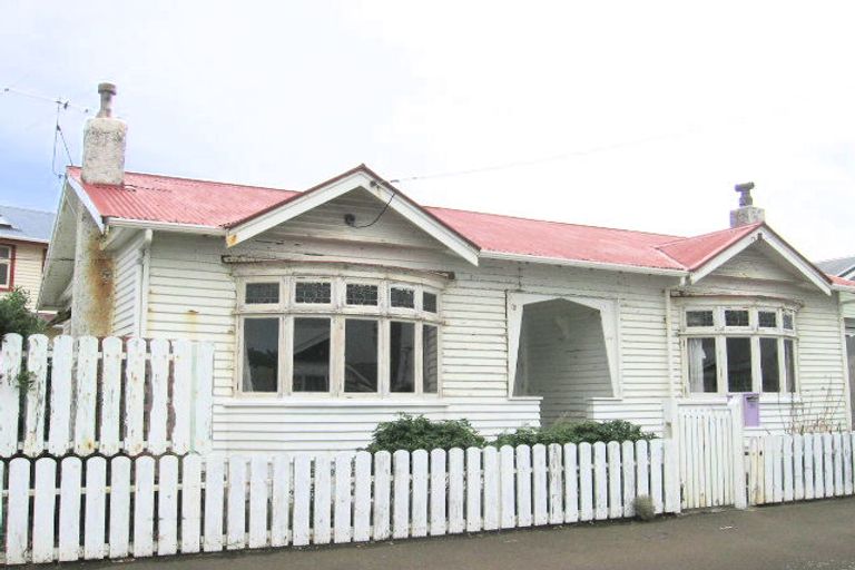 Photo of property in 37 Puru Crescent, Lyall Bay, Wellington, 6022