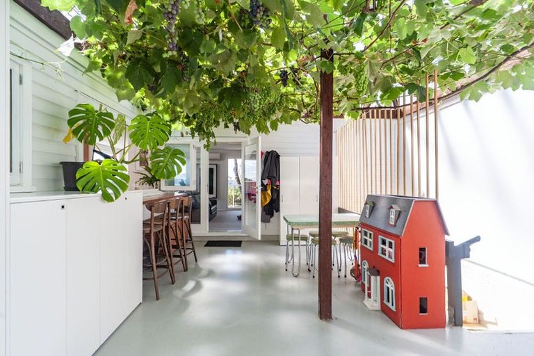 Photo of property in 120 Ohiro Road, Brooklyn, Wellington, 6021