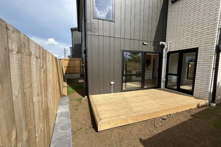 Photo of property in 98f Royal Road, Massey, Auckland, 0614