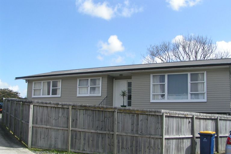 Photo of property in 10 Trojan Crescent, New Lynn, Auckland, 0600
