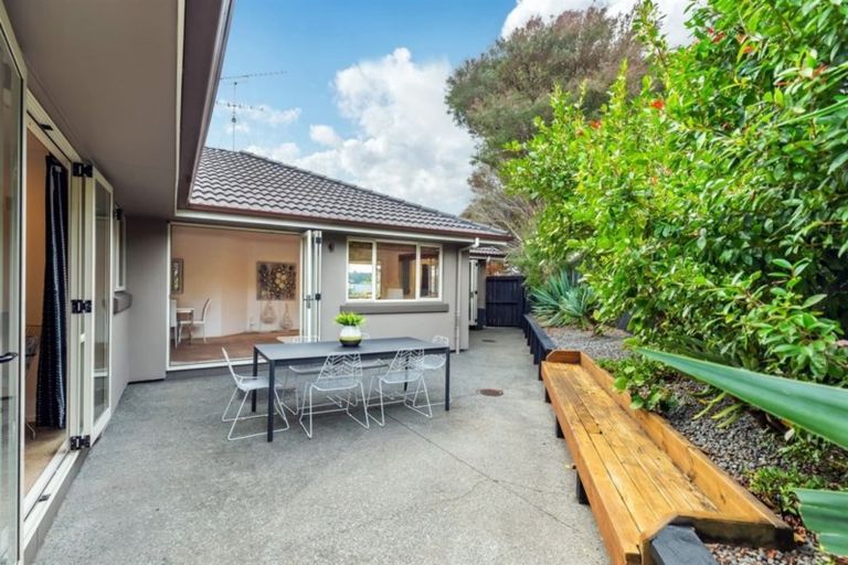 Photo of property in 8 Red Oak Place, Schnapper Rock, Auckland, 0632