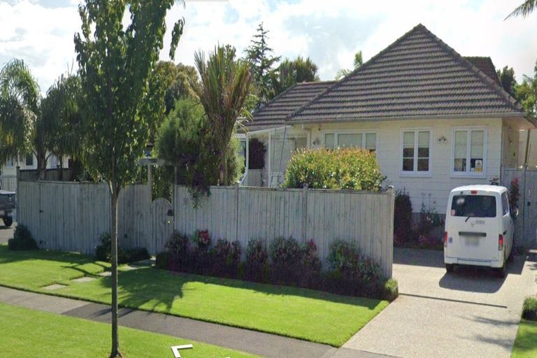 Photo of property in 90 Beach Road, Te Atatu Peninsula, Auckland, 0610