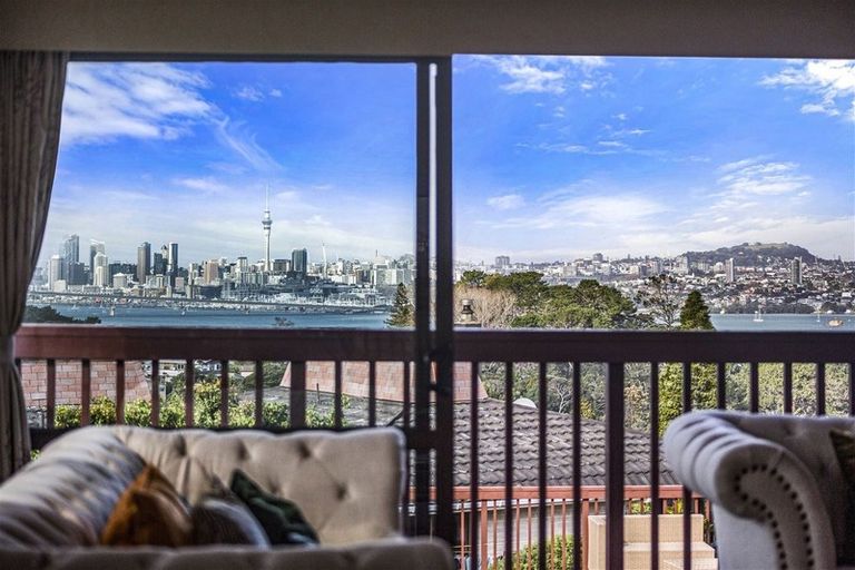 Photo of property in 35 Chatswood Grove, Chatswood, Auckland, 0626