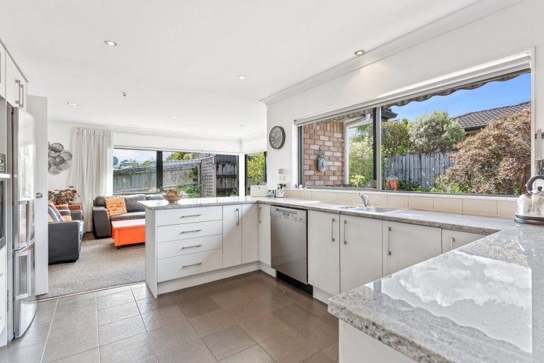 Photo of property in 20 Mackwell Road, Fairview Heights, Auckland, 0632