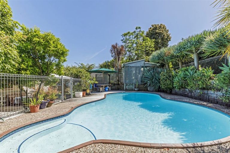 Photo of property in 59 Merriefield Avenue, Forrest Hill, Auckland, 0620