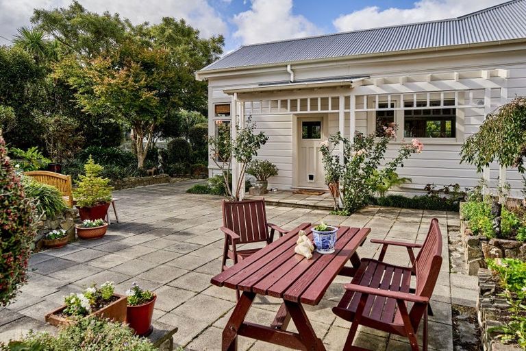 Photo of property in 6 Ngaio Gorge Road, Ngaio, Wellington, 6035