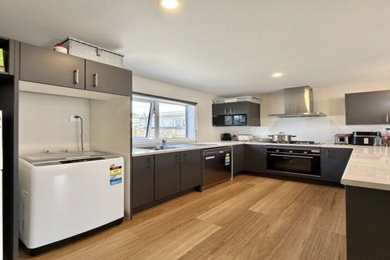 Photo of property in 9b Raymond Terrace, Northcote, Auckland, 0627