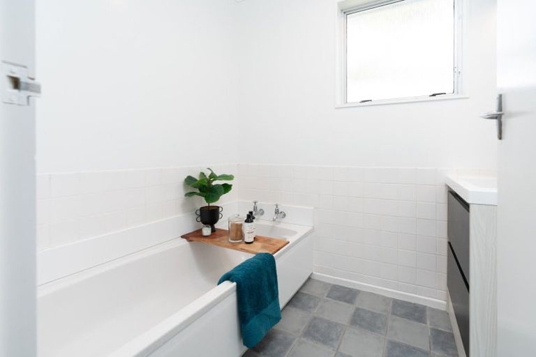 Photo of property in 20 Salford Street, Newlands, Wellington, 6037