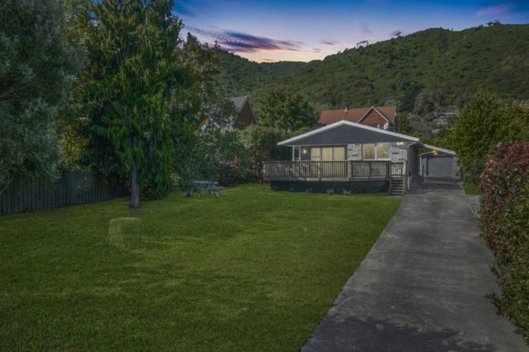 Photo of property in 17 Winara Avenue, Waikanae, 5036