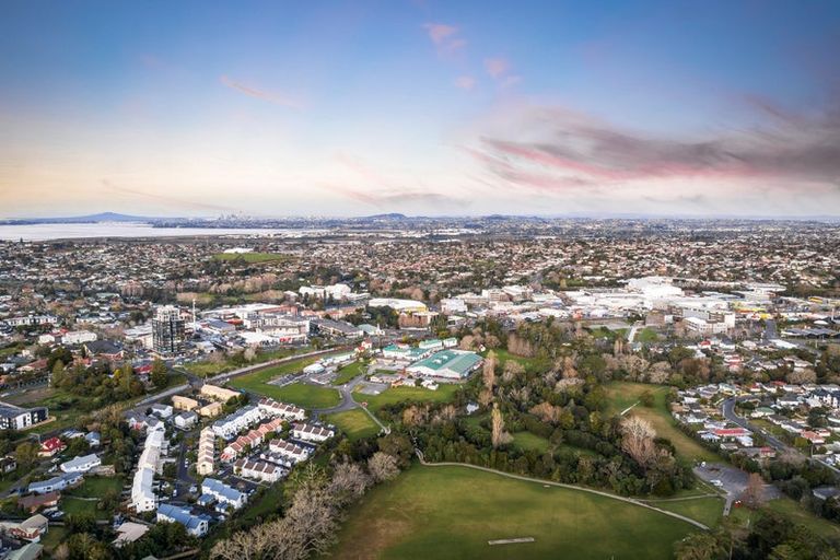 Photo of property in 906/1 Buscomb Avenue, Henderson, Auckland, 0610